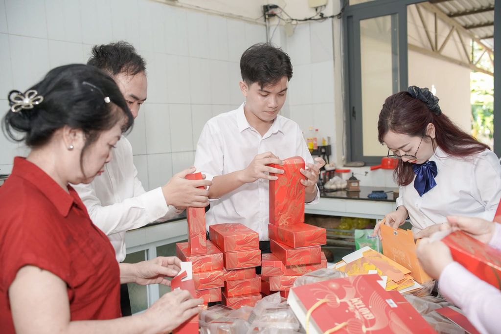 TRAO GỬI NGỌT NGÀO, GIEO MẦM ƯỚC MƠ - Savor Cake đồng hành cùng chương trình trao quà cho học sinh có hoàn cảnh khó khăn tại Cần Thơ