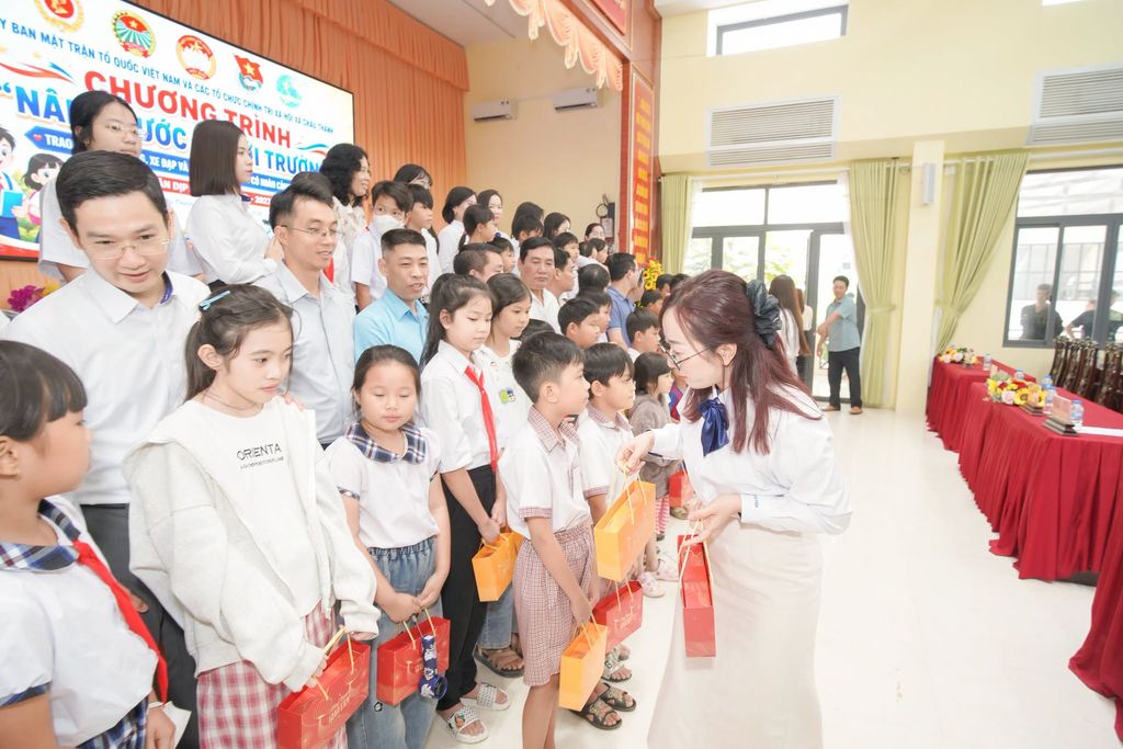TRAO GỬI NGỌT NGÀO, GIEO MẦM ƯỚC MƠ - Savor Cake đồng hành cùng chương trình trao quà cho học sinh có hoàn cảnh khó khăn tại Cần Thơ