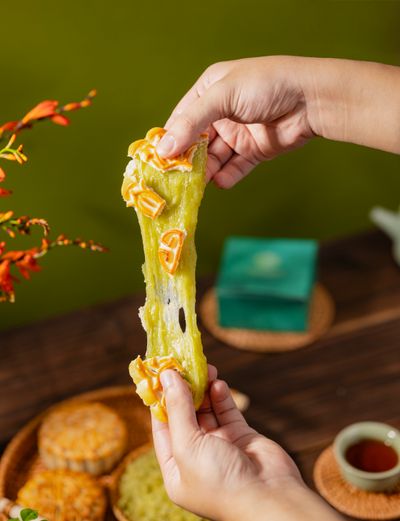 SCake combo-banh-nuong-nhan-com-xao-dac-biet-160g-va-banh-deo-kem-sua-nhan-sen-nhuyen-4-trung-muoi-400g-2